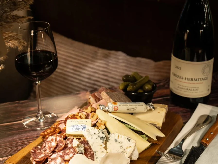 Tabla de embutidos y quesos en el aperitivo