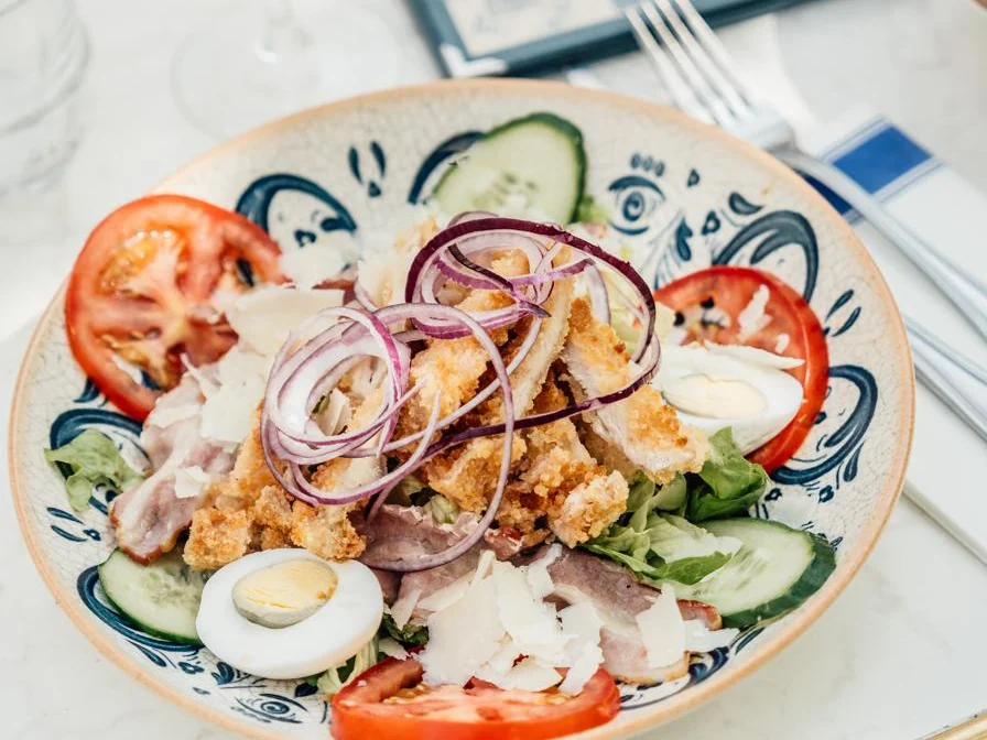 Una ensalada servida en la terraza