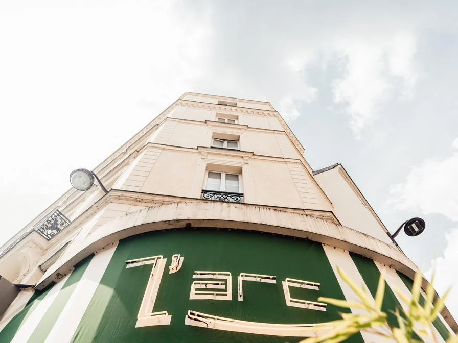 El toldo verde de L'Arc, bar-restaurante